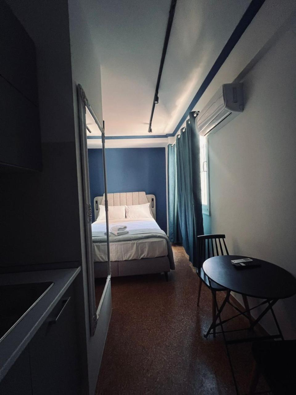 Ermou Suite by Zeussuites