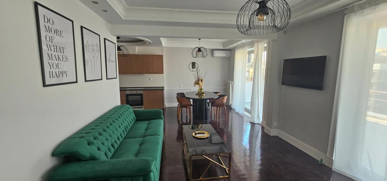 Black & White Suites 6