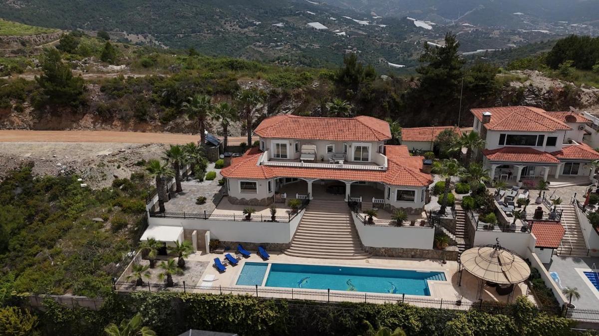 Great Villa With Beatiful View & 4 Bedrooms More 1000 Sqm Area