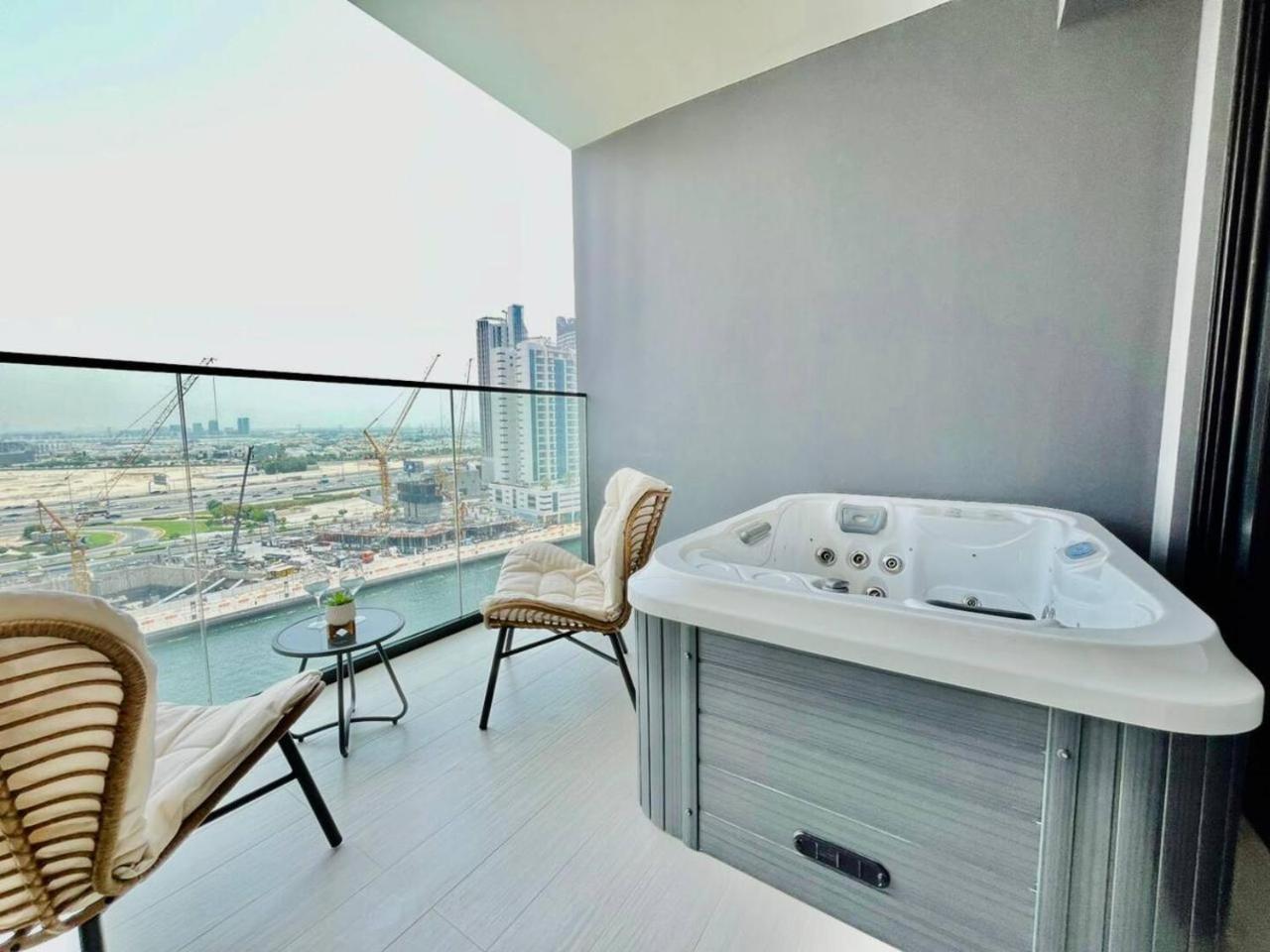 Canal-View Studio Jacuzzi Business Bay