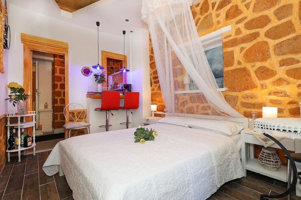 Alley Studio 1 by Frangki