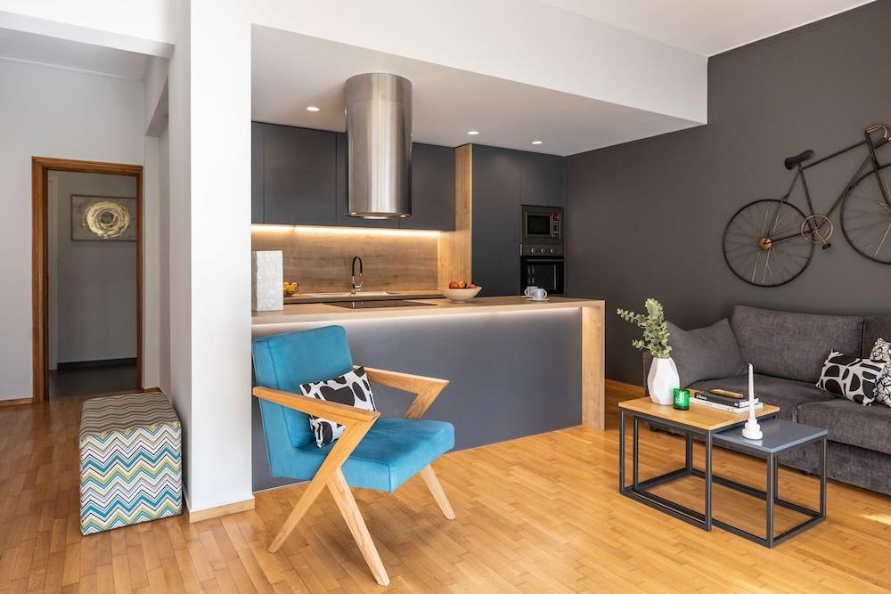 Spacious 3-bedroom Getaway With Balcony In Glyfada