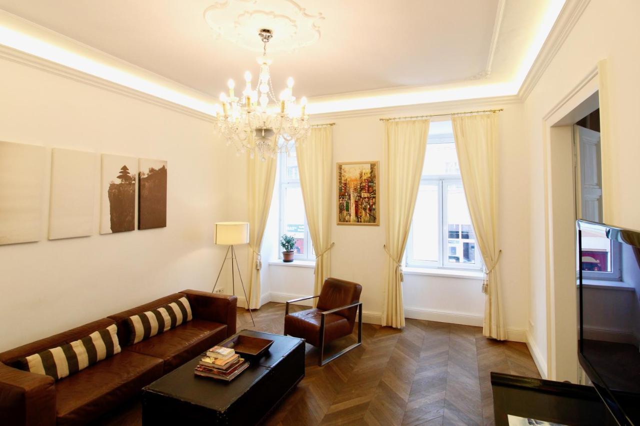 Urban Oasis In Neubau With Cozy Fireplace