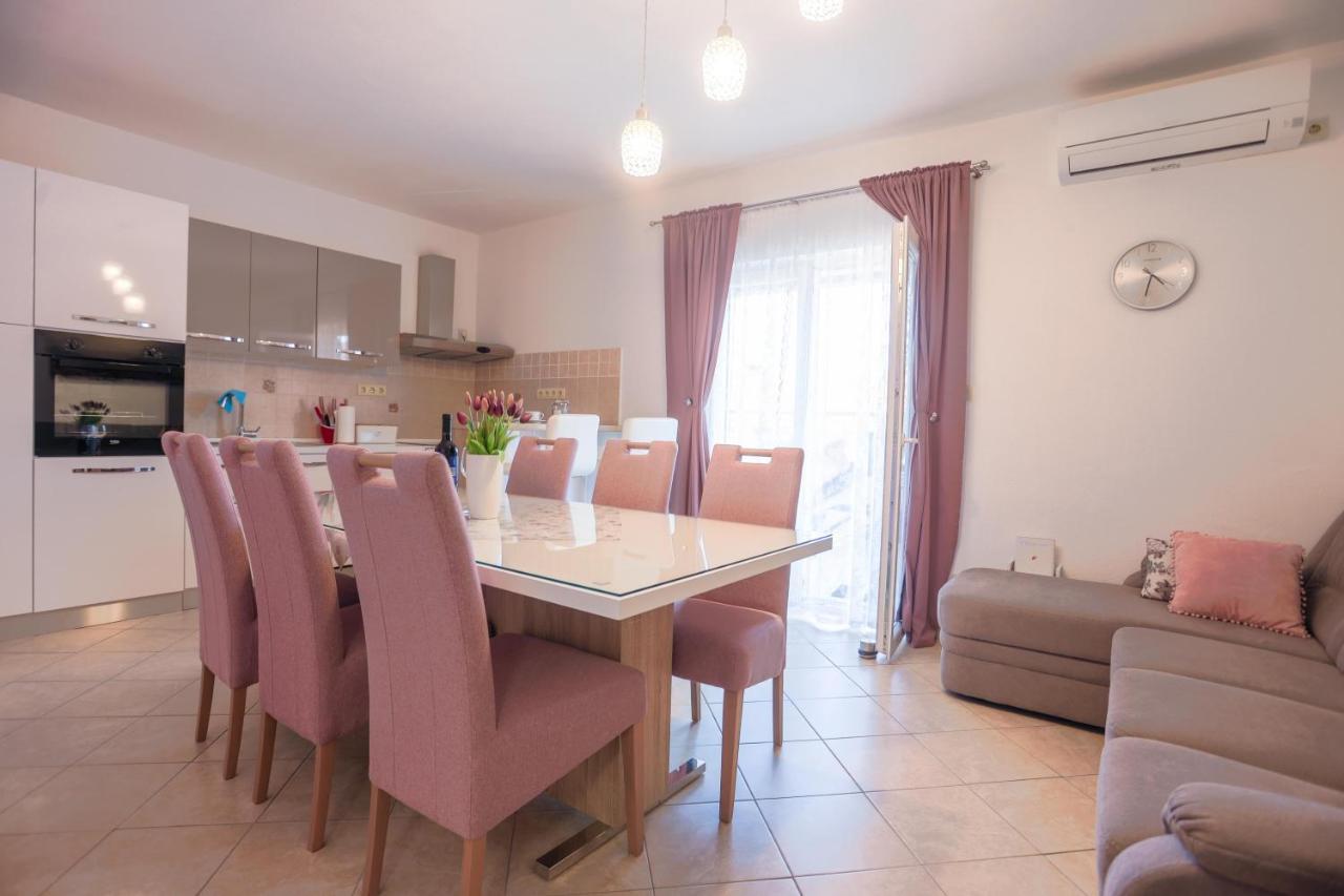 Apartment With Balcony 5 Min Walking To The Beach