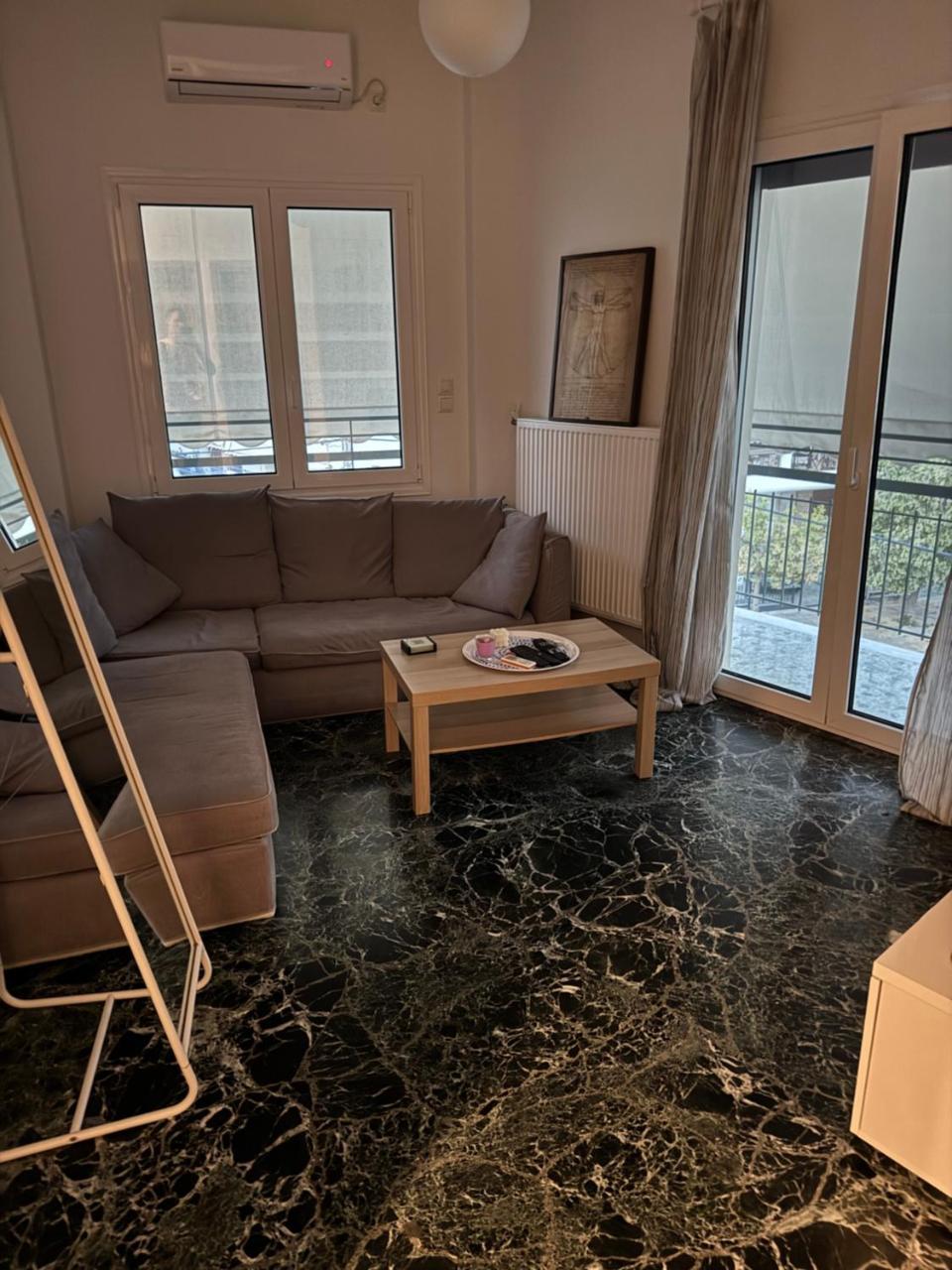 Tataoulon 22, Nea Smirni