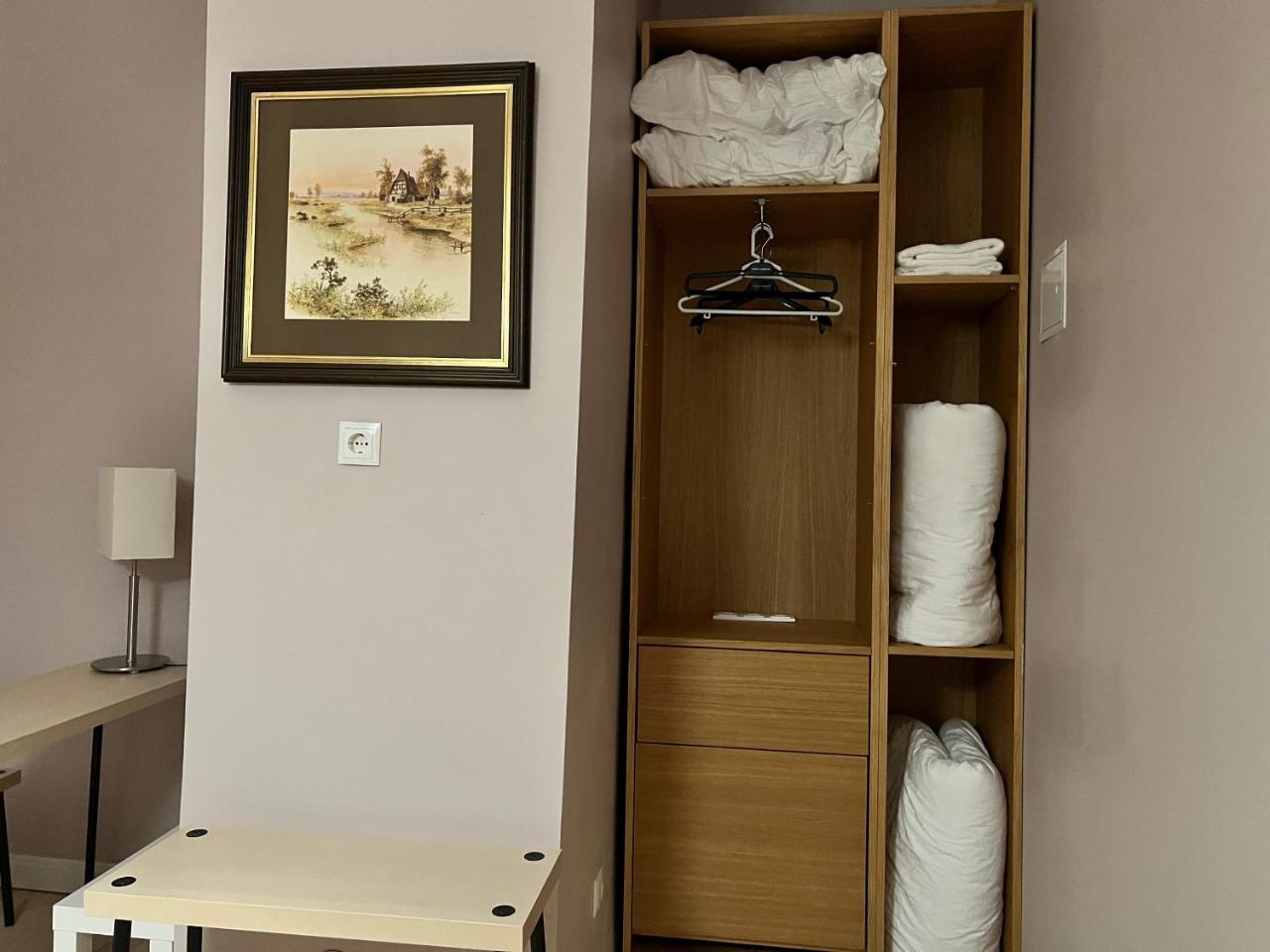 Amazing 1br & 1lr Apt & 5 Private Bedrooms by Mariahilfer