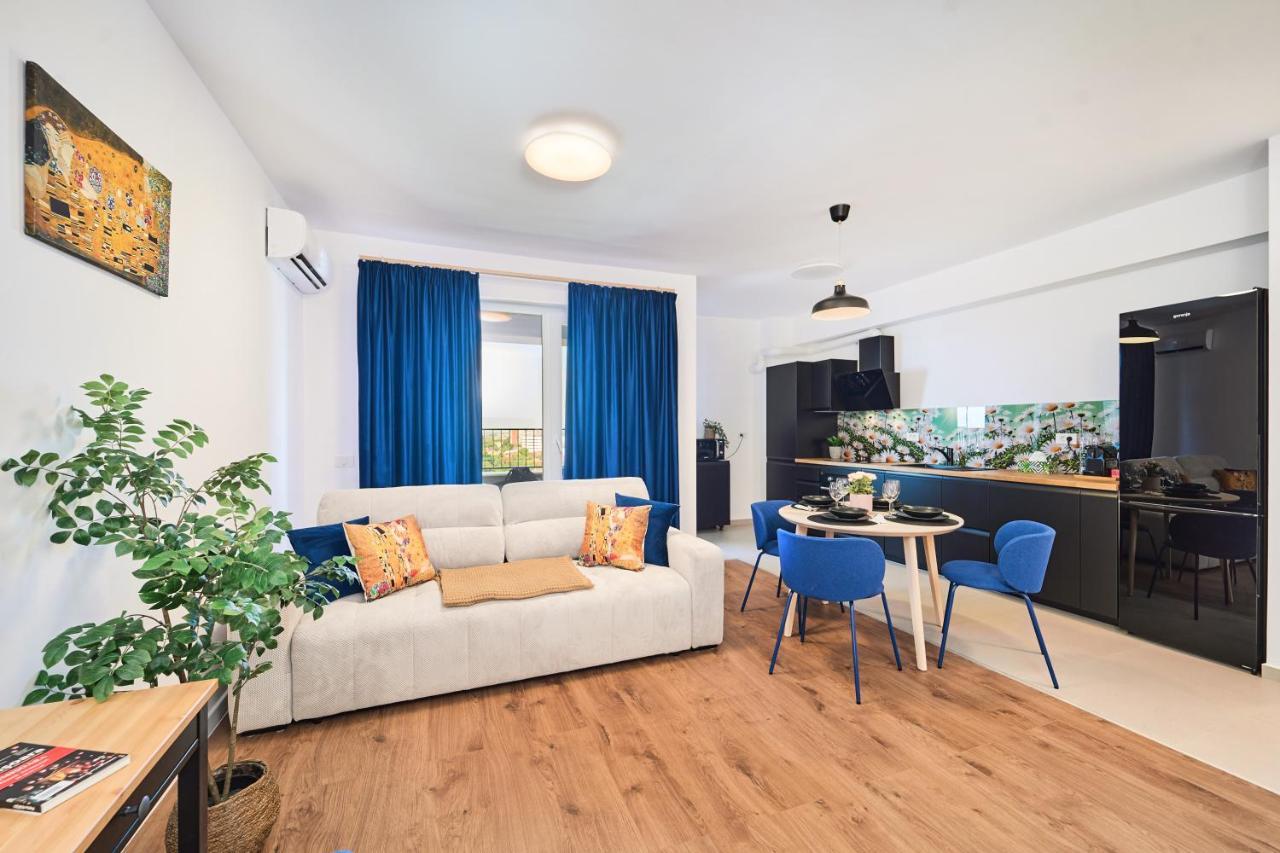 Sunset View Central Tudor Apartment by Open House