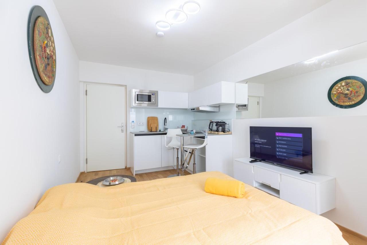 Private 1br Value Stay W Kitchenette & Walk To Tram