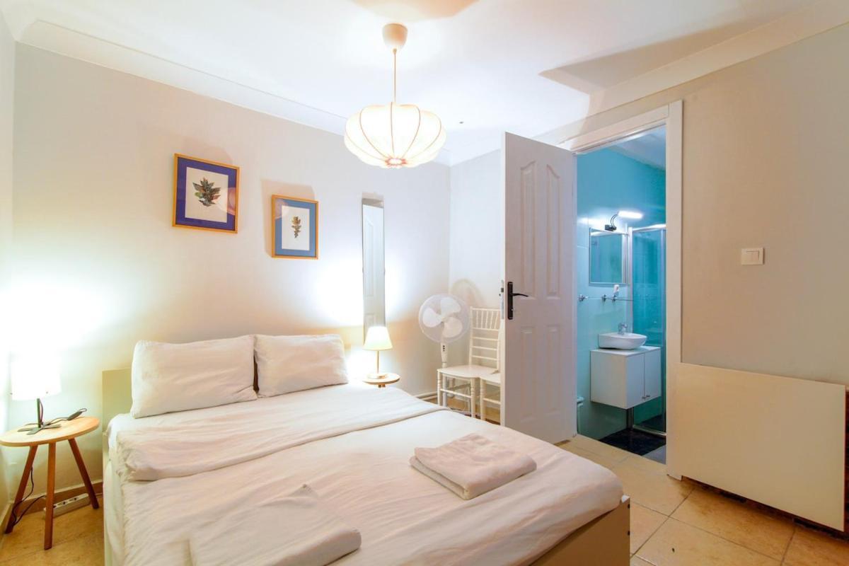 Studio Apartment On Garden Floor In The Center Of Mecidiyekoy