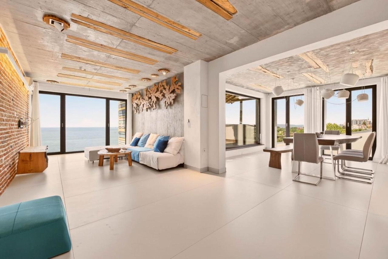 Luxury Sea-view Apartment Light,free Parcinkg,aircon & Balcony