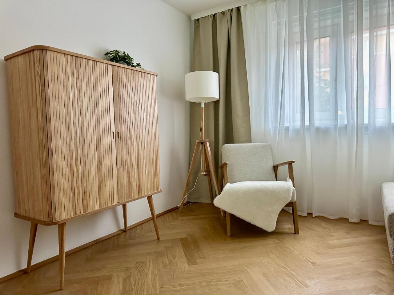 Viviane Paulos Apartment Stylish Apartment At Wienerberg