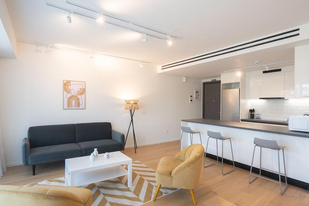 Liv Athinum 1 Luxury Apartment 2b