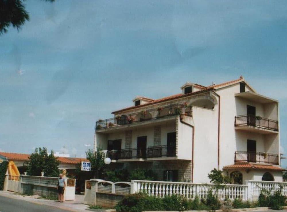 Apartment With Terrace & Sea View Brodarica