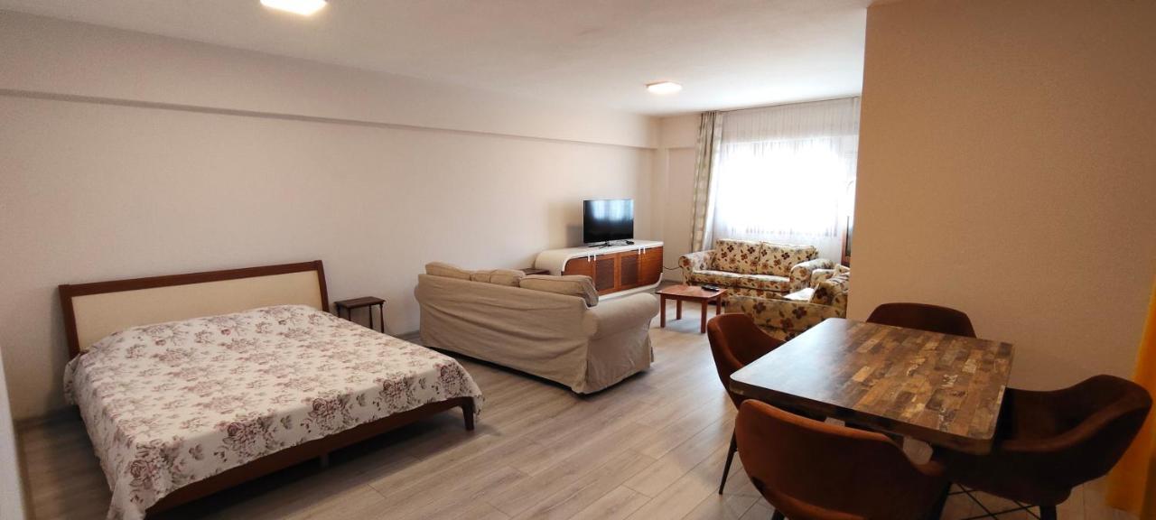 Kusadas'nda Ozel Havuzlu Kiralk Buyuk Villa