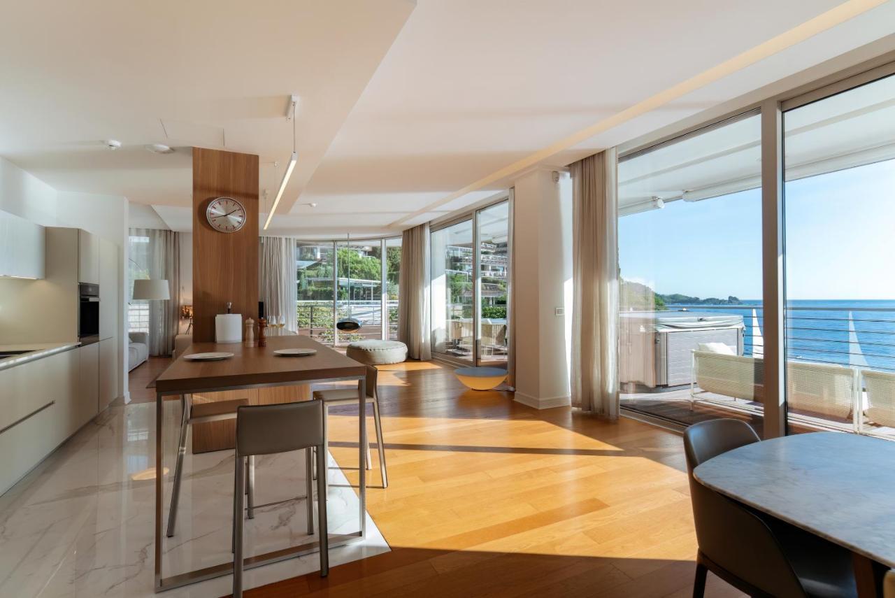 Luxury Waterfront Villa At Dukly Gardens