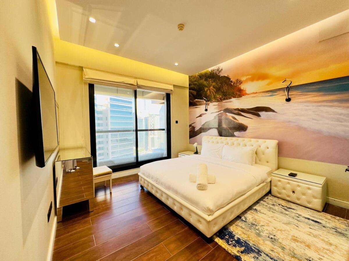 Upgraded High Rise 2 Br Full Marina Canal View