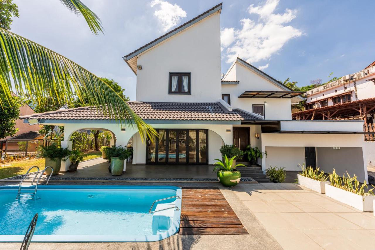 Maison Blanc Ttdi, 16-22pax, Swimming Pool, One Utama