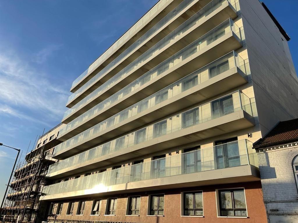 London Luton Airport Luxury Midland Apartments - Gated Parking - Balcony - Sleeps 4