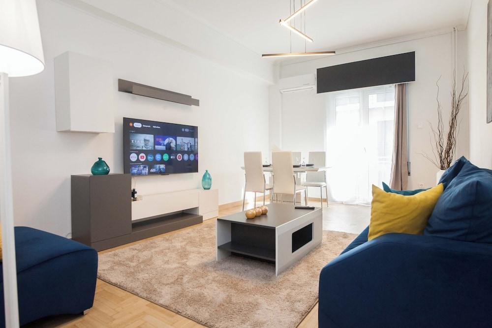 Stylish Renovated 2 Bd Apt In Exarcheia