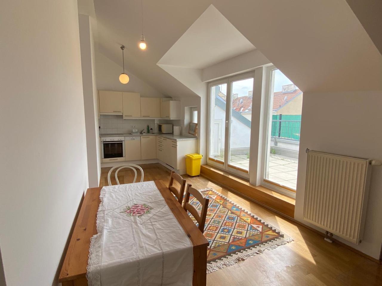 Luxury Penthouse Near Metro, Train Station & 15 Mins Center
