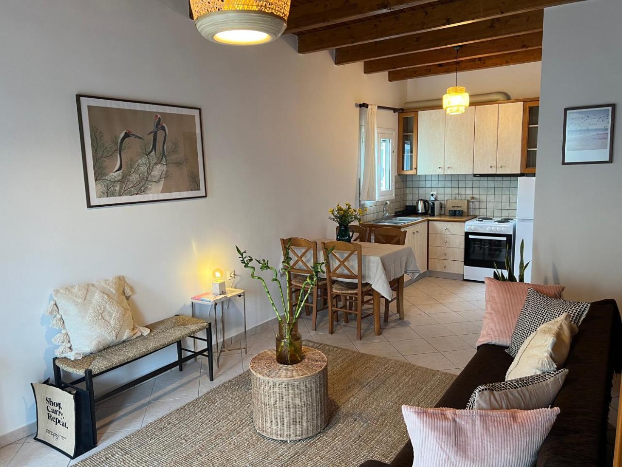 Perdika's Nest, Family Friendly House by The Sea