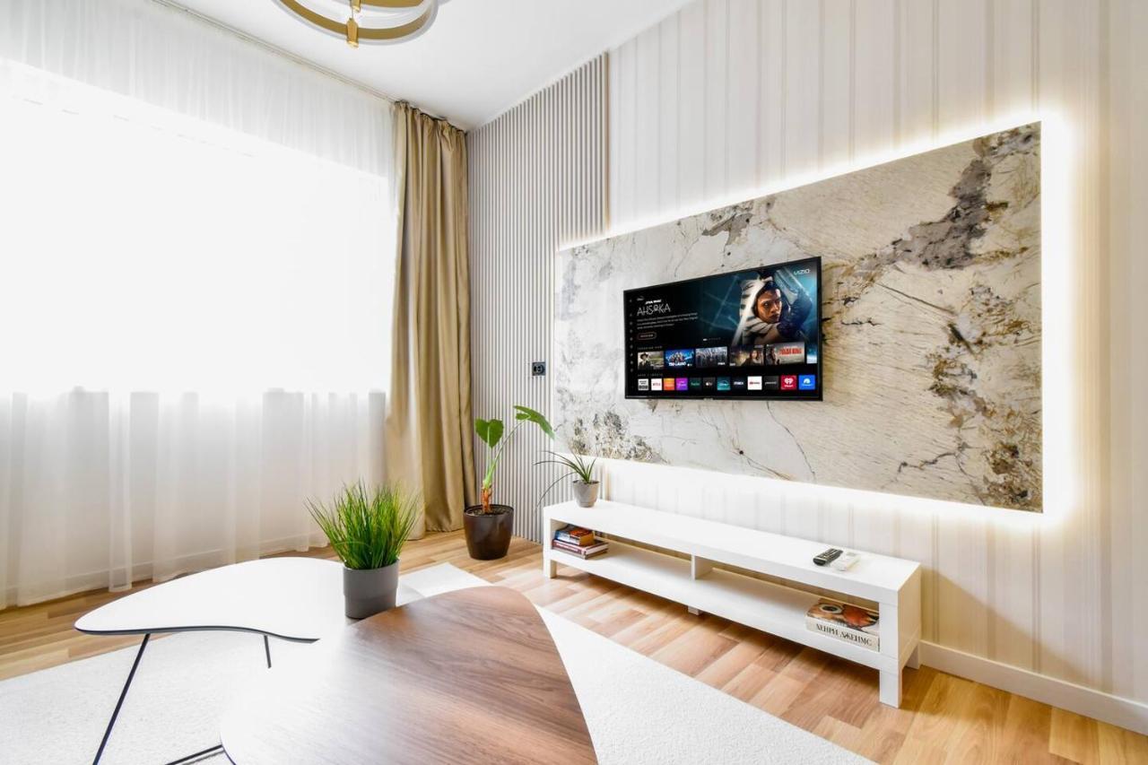 Live The City In A Designer Apartment Near Main St