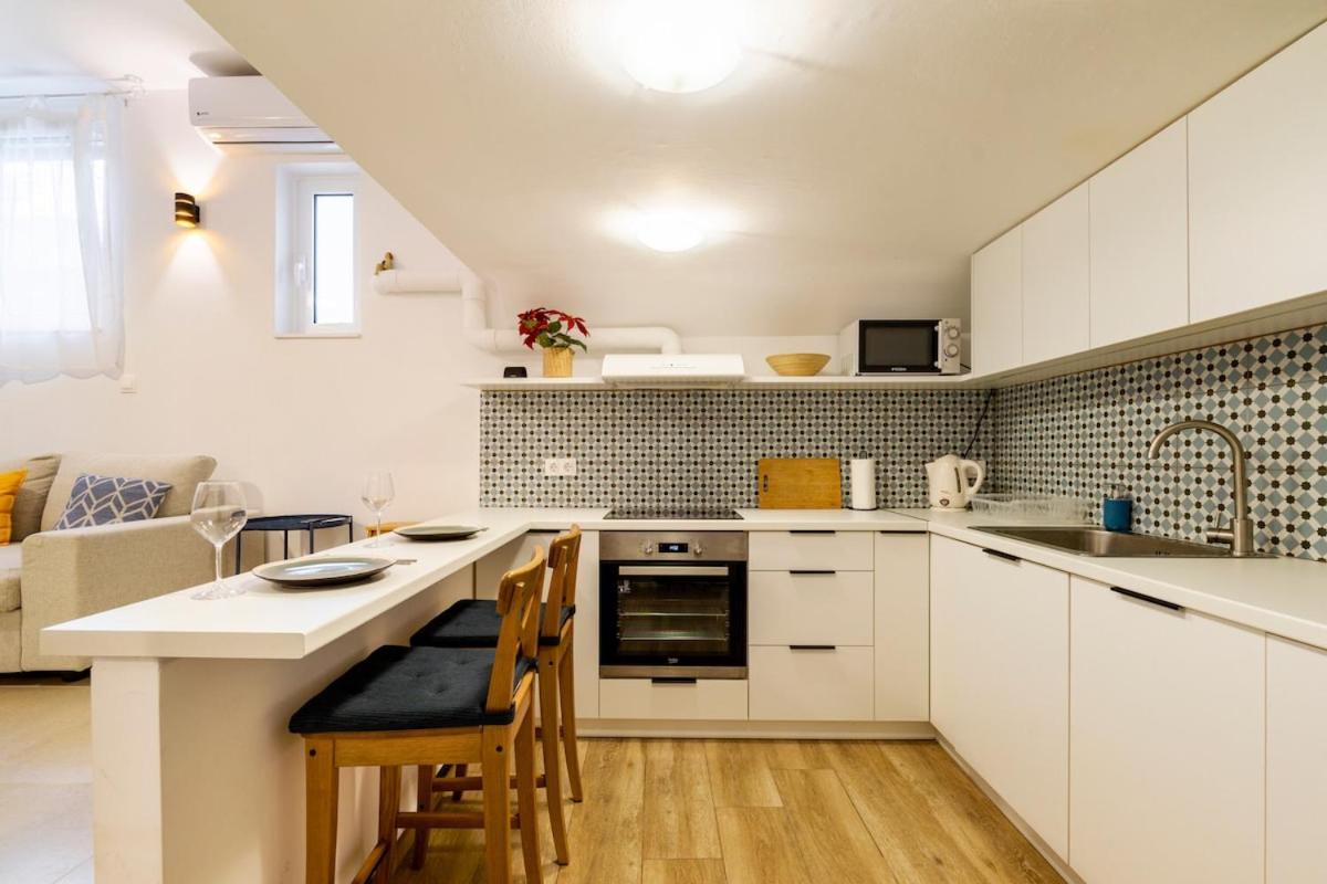 Big Blue Your Perfect Home, Varnava, Pagrati