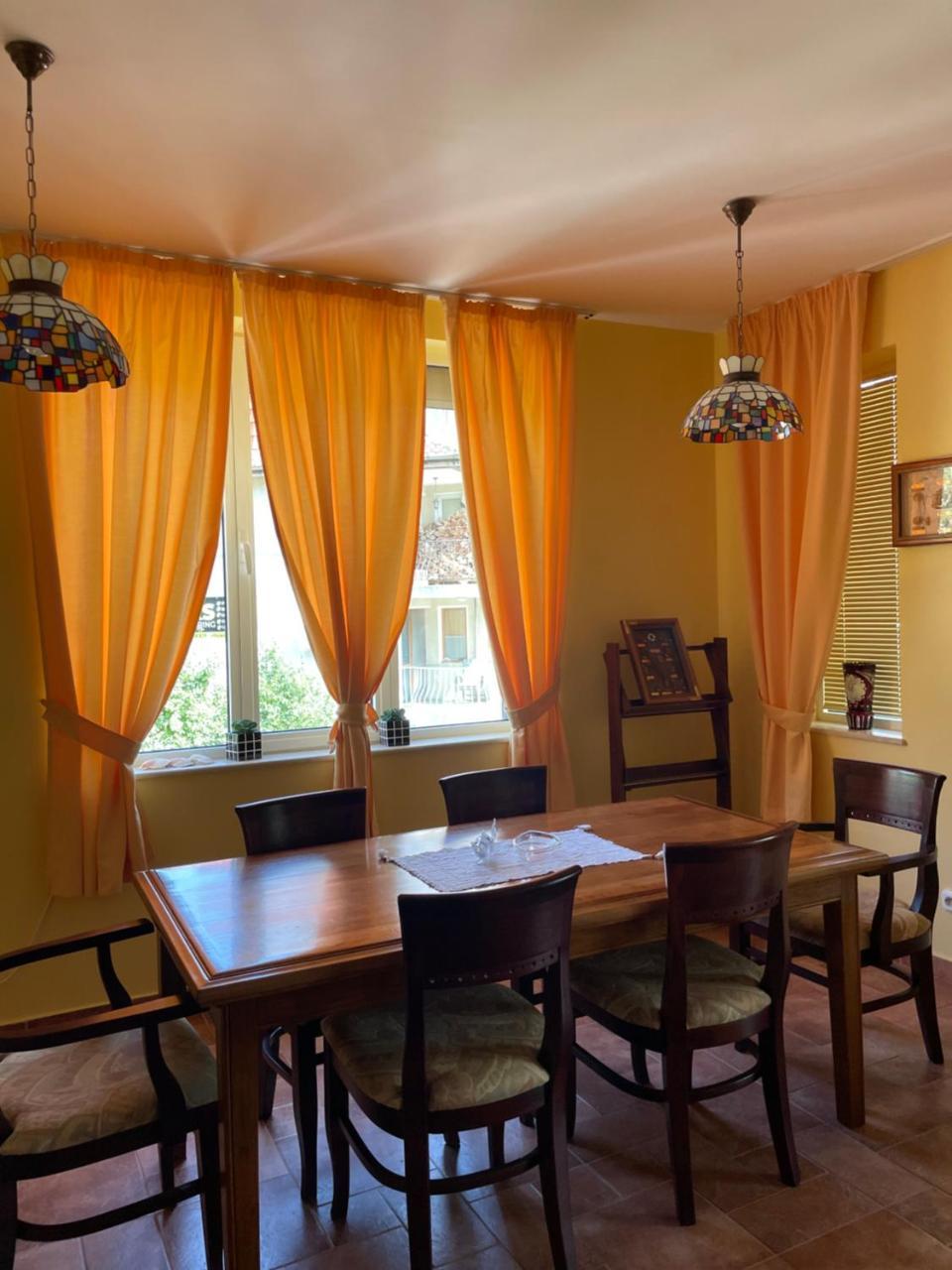 Under The Walnut Tree Apartment