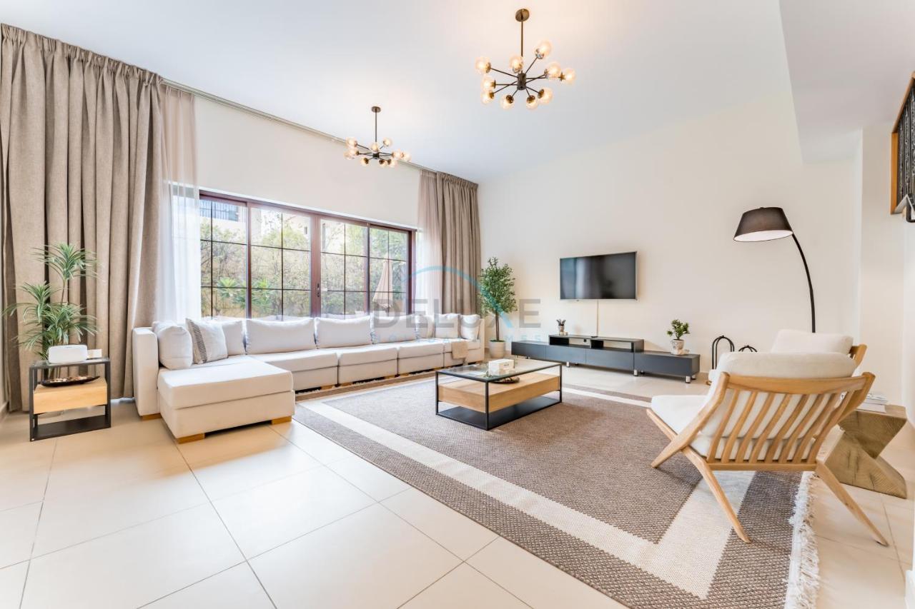 Spacious 4br Plus Maids Villa, Near Avenue Mall, Cycle Park & Sports Complex - 15 Mins To Downtown Dubai, Nad Al Shiba Third by Deluxe Holiday Homes