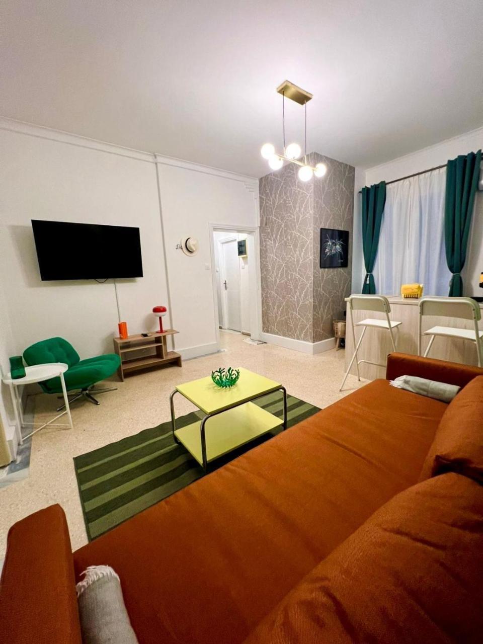 The Artist's Nook Syntagma Escape