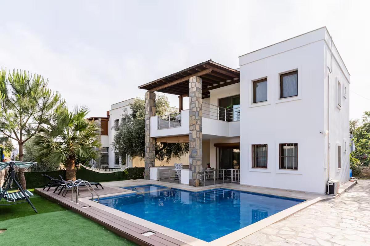 2-bedroom Flat With A Private Swimming Pool