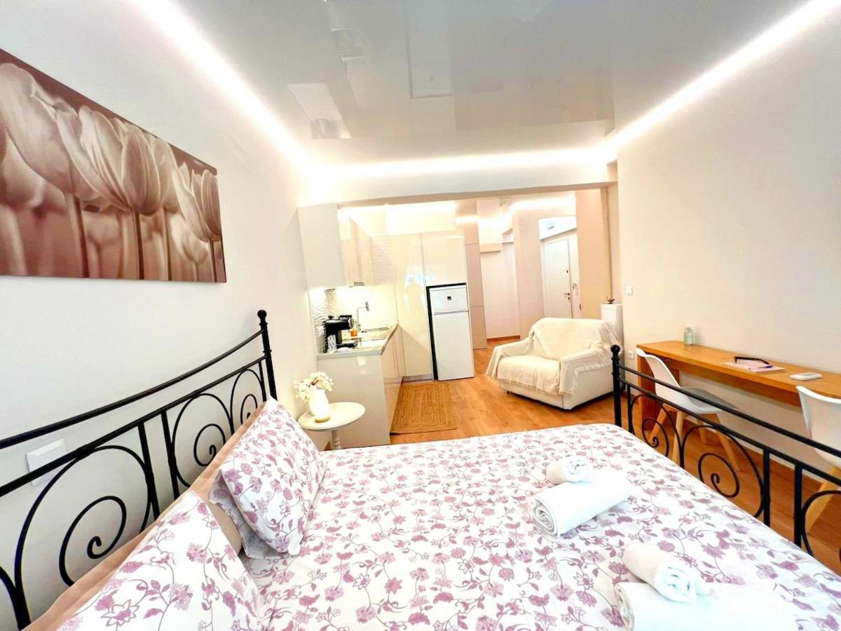 Modern Familiar House Under Acropolis