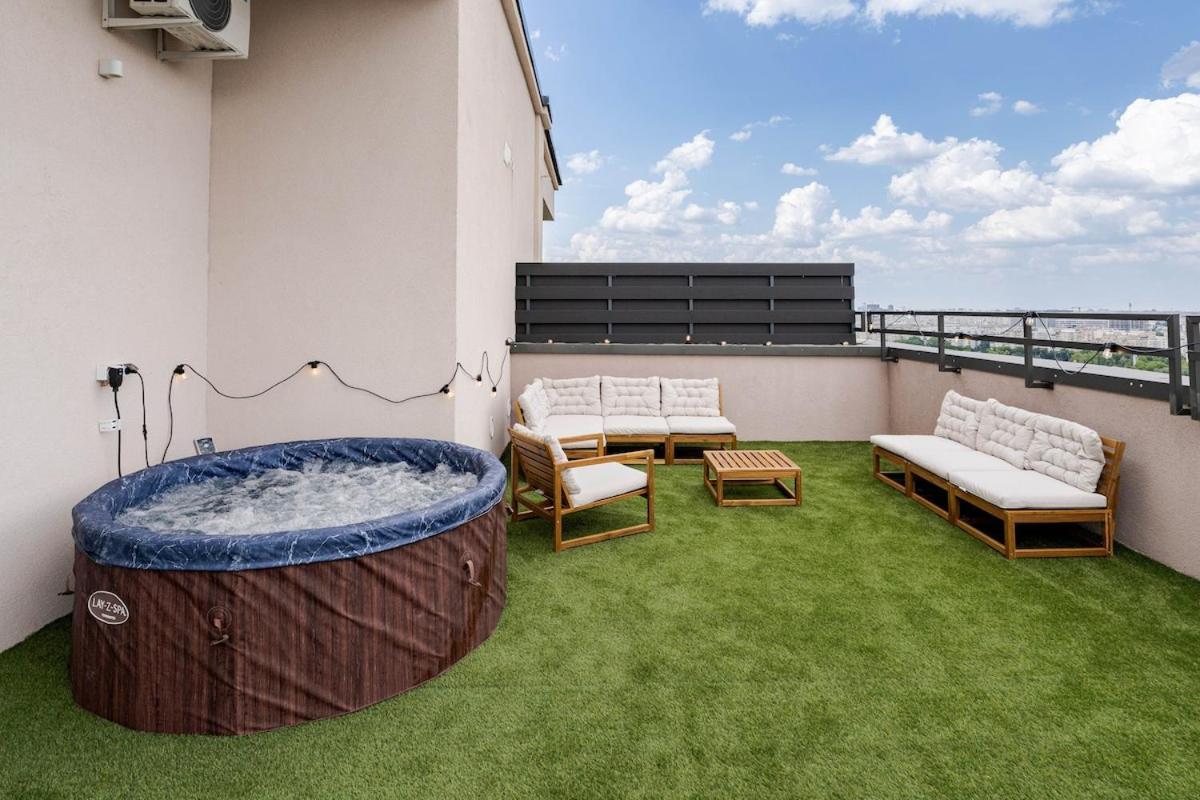 Downtown Skyline Penthouse W Parkview & Jacuzzi