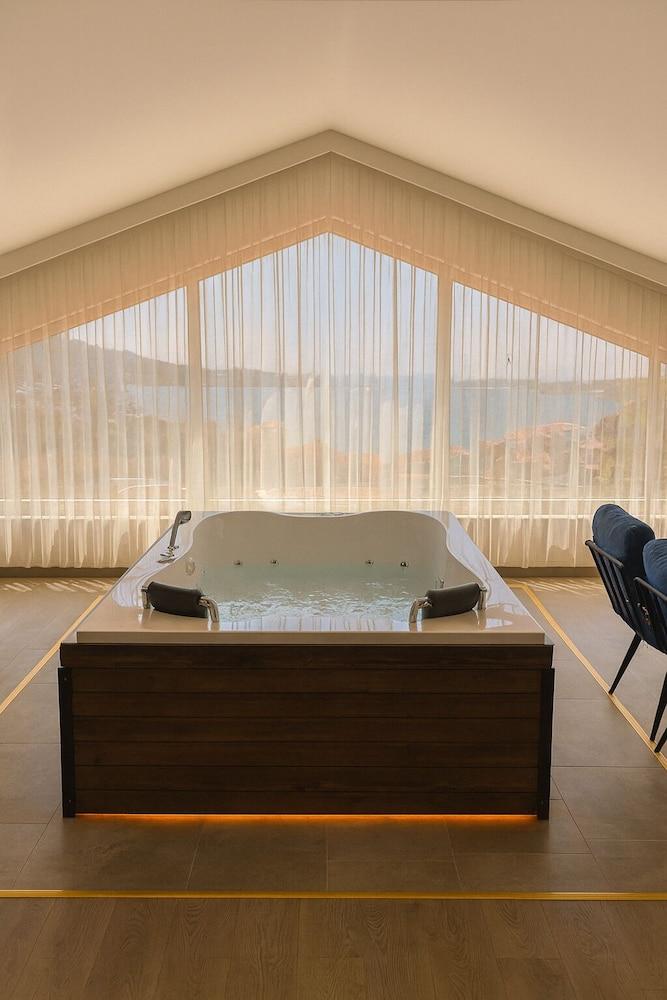 Refletion Of The Bosphorus