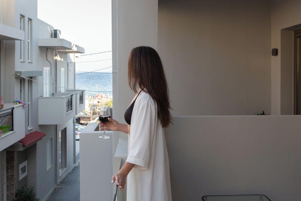 Armonia Seaview Suites