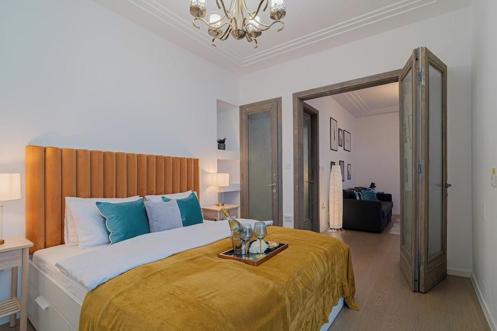 Top-floor Romanian Athenae 2br Apartment, Quiet City Views