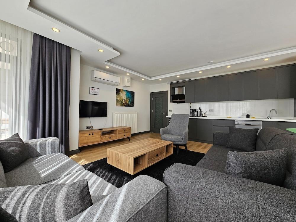 Professionally Maintained Spacious New Suites 2-1