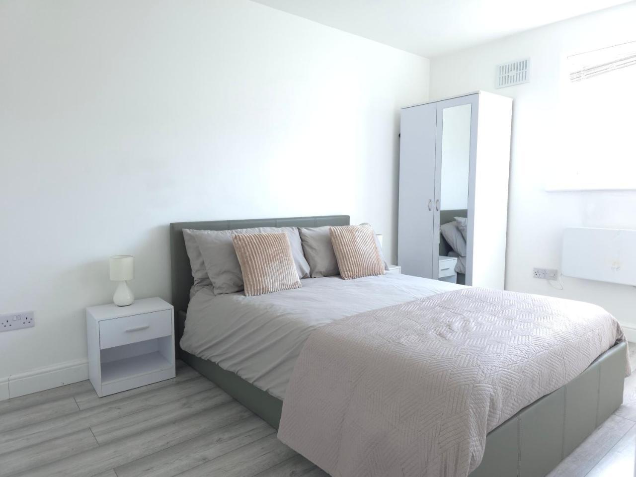 Stylish 1 Bed Apt 4 Min To Airport Wifi & Parking