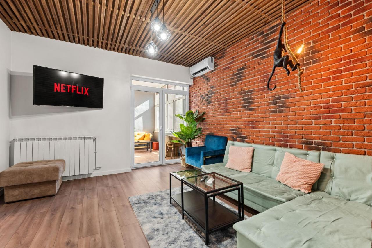 Monkey's Den Ultra-central