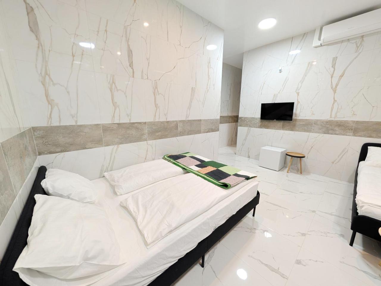 Elegant Vienna Apartments In Prime Location Steps From Danube & Prater Yb4