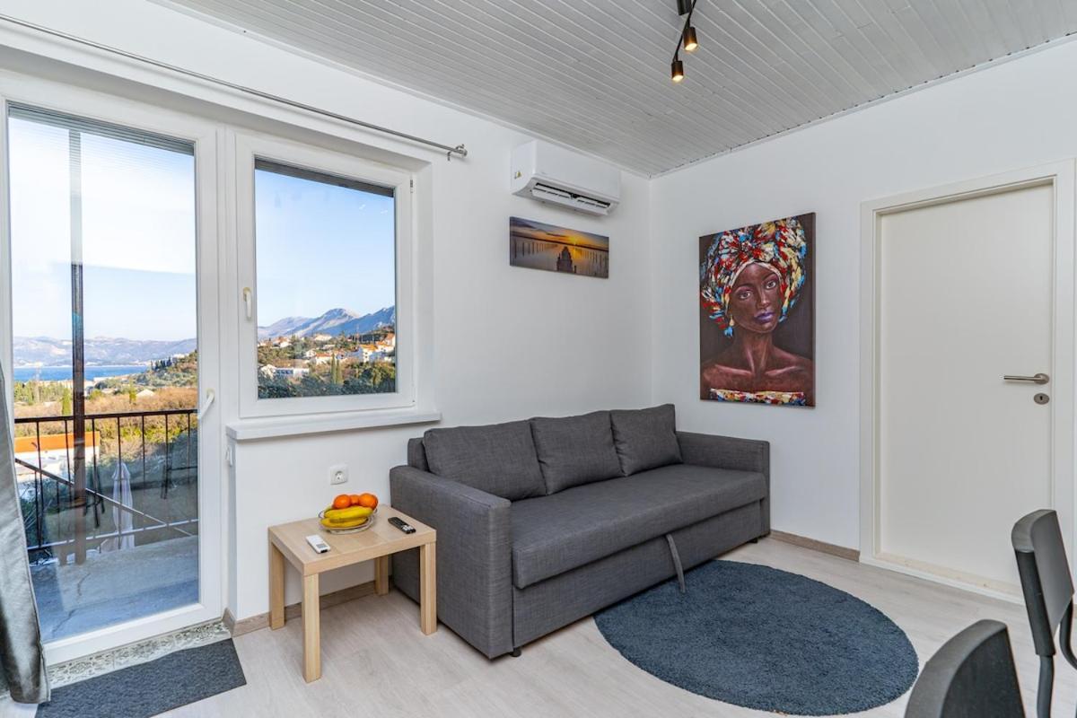 Aurelius Superior Sea, Bay & Mountain View Apt