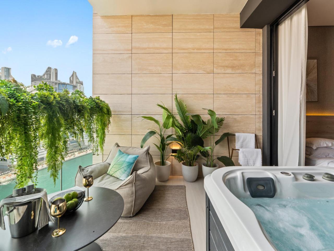 Blvd - Stylish Stay with Private Jacuzzi And Canal View