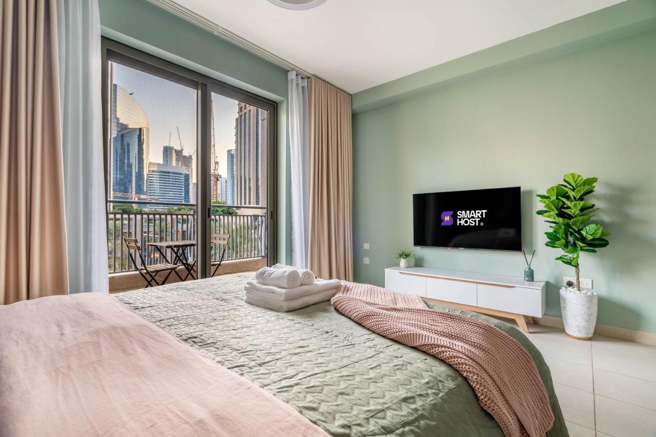 Modern Downtown Studio with Balcony & Parking