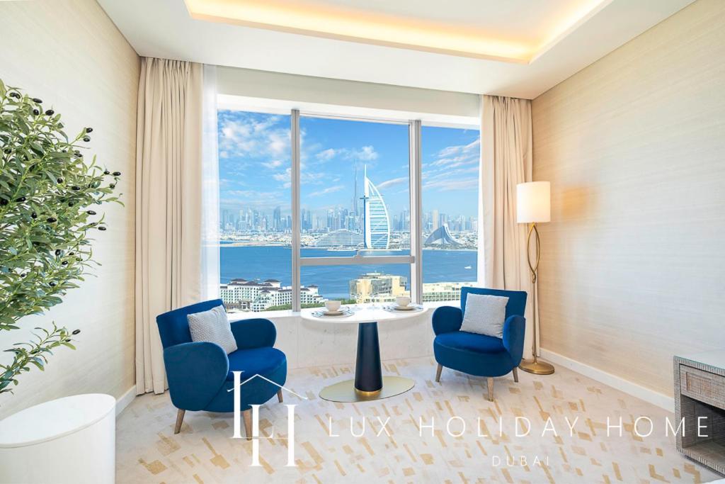 Lux Iconic Views at the Palm Tower Studio 2