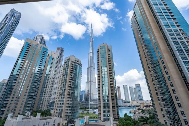 Vogue Vacation Homes, Downtown Boulevard Central Near Burj Khalifa And Dubai Mall, Two Bedroom Apartment with Balcony And Burj Khalifa View, Access To All Amenities