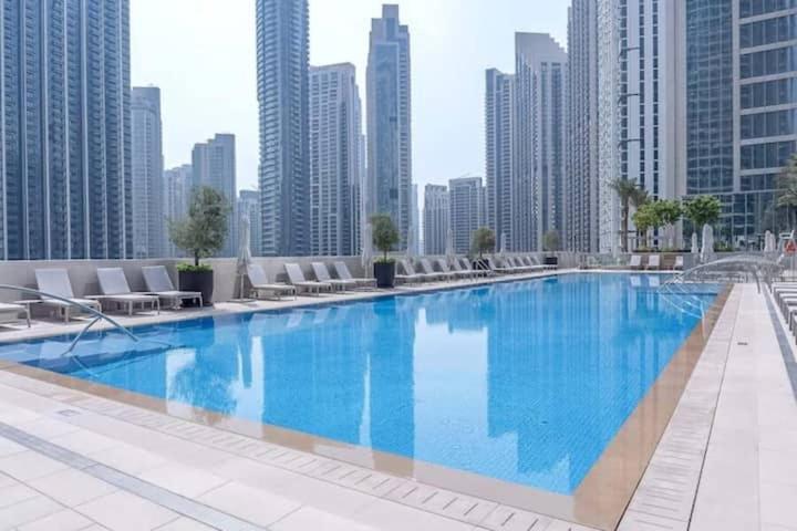 Vogue Vacation Homes, Downtown Forte Near Dubai Mall And Burj Khalifa, Two-Bedroom Apartment with Balcony And City View, Full Access To All Amenities