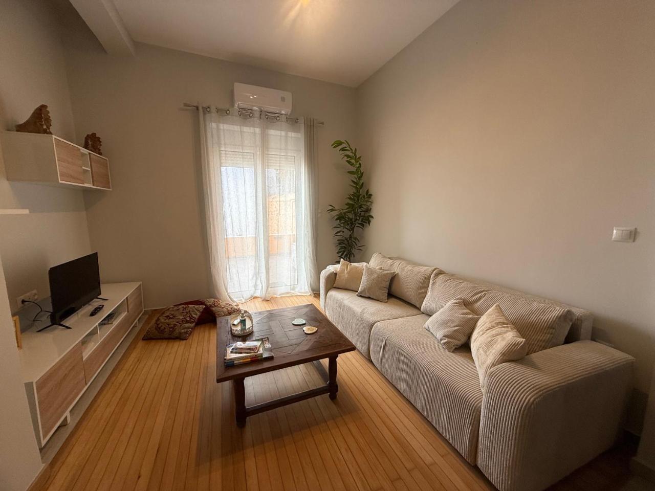 Cozy, Beautifully Renovated Flat In A 1950s Townhouse In Athens