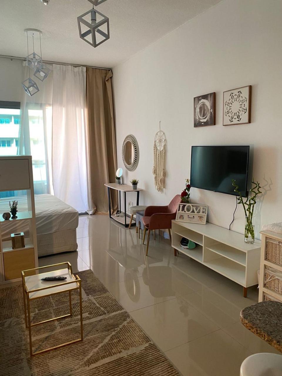 Spacious Studio Apartment in Dubai Marina with Balcony (Adults Only)