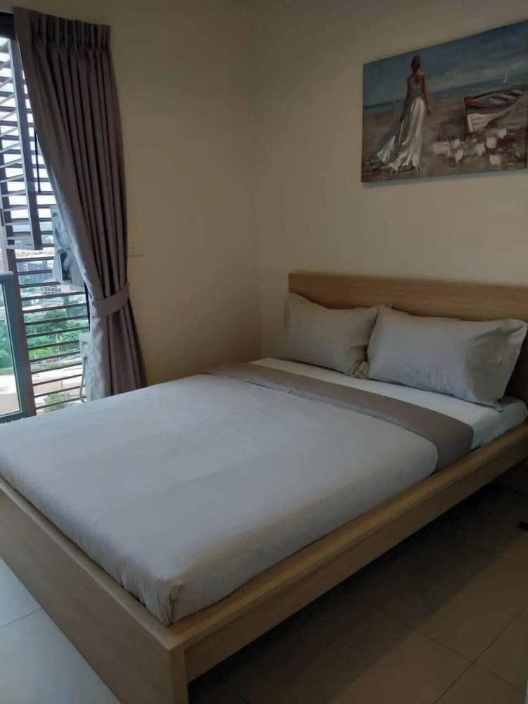 Large High Floor, Best Pool And Great Location