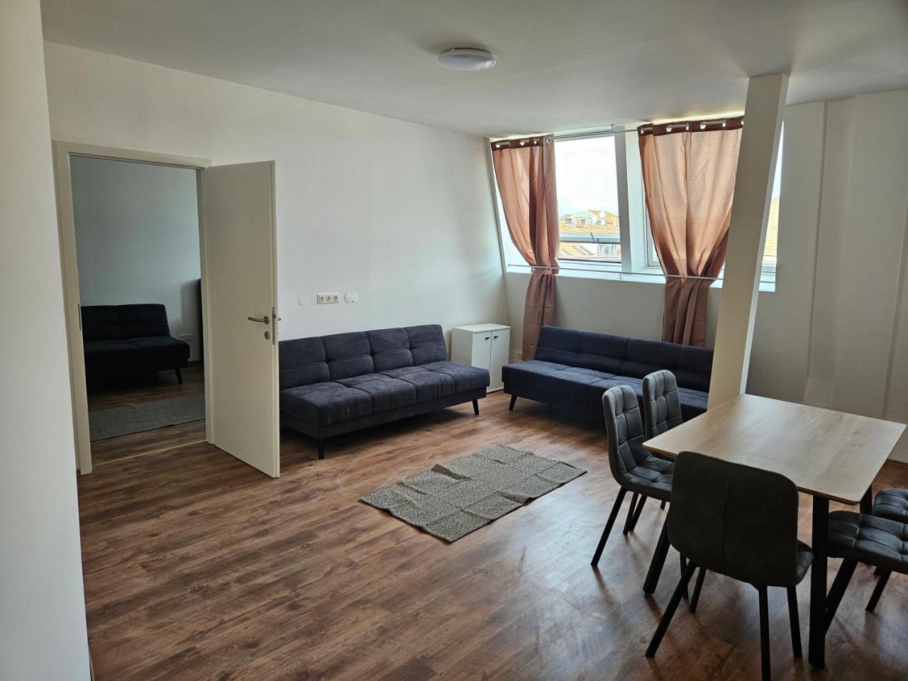 Roof-top Apartment 25